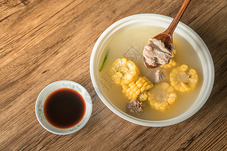 玉米猪肉汤 美味的中国菜浓汤酱油猪肉营养桌子美食食物木头厨师猪排图片