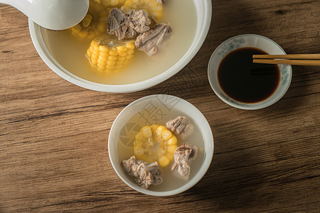 玉米猪肉汤 美味的中国菜猪肉营养学木头烹饪酱油猪排桌子美食饮食厨师图片