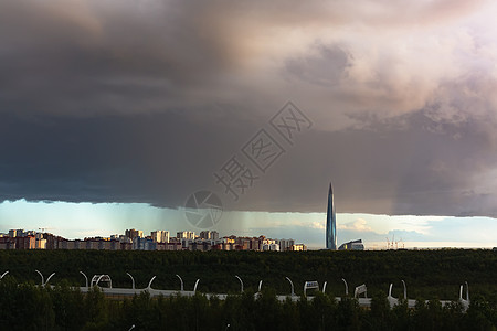 在雨前的城郊 巨大的雷声在暴风雨中震动场景风暴风景力量气象城市照片中心全景地平线图片