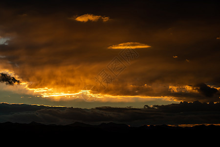 日落在山上乌云橙子雷雨戏剧性强风指环危险山脉天气日出图片