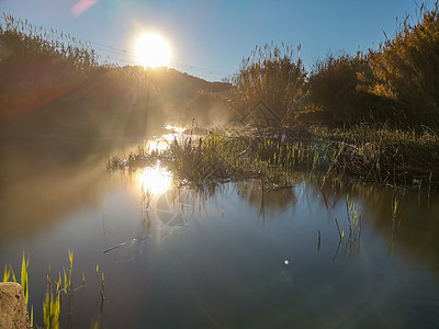 河水在寒冷的清晨蒸发木头天线流动岩石环境阳光场景树木旅游蓝色图片