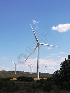 蓝色天空的山上风力发电机活力植物农场经济养护技术太阳电气涡轮刀片图片