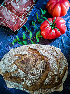 深底的火腿 番茄 面包和草药服务木板小吃美食食物午餐草本植物沙拉炙烤乡村图片