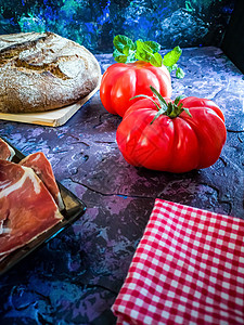 深底的火腿 番茄 面包和草药沙拉小吃美食服务午餐咖啡炙烤木板早餐草本植物图片