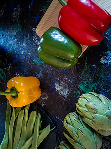花园的蔬菜 在黑暗背景下按成分排列黄瓜饮食桌子营养洋葱乡村木头生产胡椒水果图片