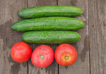以有机黄瓜西红柿 木本蛋白的健康饮食概念木头市场食物生态重量桌子损失农业养分小吃图片