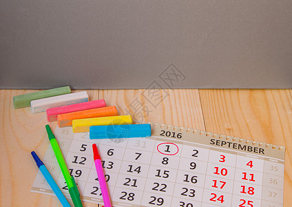 回到学校 日历 彩色粉笔 在木本上标签黄色日记桌子书法控制规划师备忘录大学黑色图片