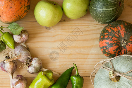 收获或感恩节背景 秋天水果和瓜子在生锈的木制桌上农业生活蔬菜感恩季节假期庆典桌子乡村国家图片