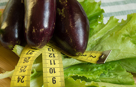 饮食 健康饮食 生菜 茄子 测量胶带的概念图片