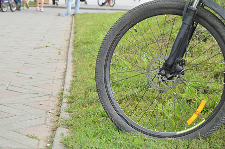自行车车轮 部分 外面 夏日交通行动速度旅行结盟耐力娱乐公园国家运输图片