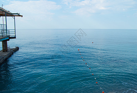 海上隔离浮标 在海滩上安全游泳鹅卵石码头绳索海岸旅行救生员海洋天空假期导航图片