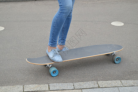 滑板运动员 在滑板场玩滑板的女性脚坡道行动成人城市活力女士蓝色女孩运动车轮图片