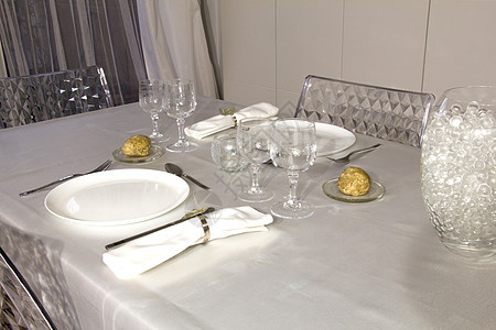 为浪漫晚餐准备的优雅餐桌图片