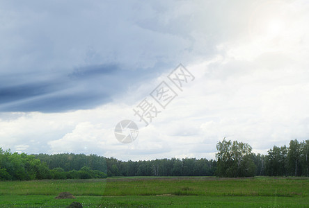 田野有灰色乌云的戏剧风暴场景 日光穿透云层雷雨荒野气候压力戏剧性地平线危险射线阴影天气图片