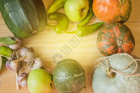 苹果园区收获或感恩节背景 秋天水果和瓜子在生锈的木制桌上假期桌子感恩树叶庆典橙子蔬菜变体收成食物背景