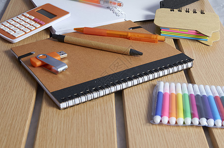 回到学校笔记本笔和记号笔课堂学习办公室学生孩子们大学创造力笔记统治者桌子图片