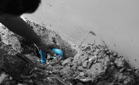 修补在房屋地下漏水的水管房子泄漏管道安装厨房男人工具女士胶水职业图片