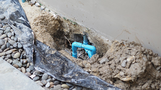 修补在房屋地下漏水的水管胶水技术员工作浴室维修龙头扳手损害管道服务图片