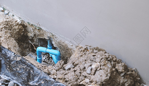 修补在房屋地下漏水的水管职业厨房损害维修渗透龙头工作女士蓝色工人图片