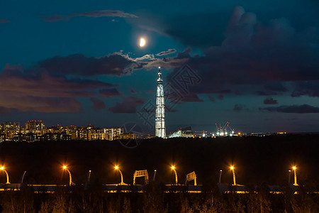 看见圣彼得堡的拉赫塔中心塔台 在日落时 有云和月亮地平线月光场景天空森林城市赛道照明景观照片图片