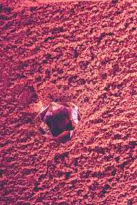 沙土背景的透明钻石Name珠宝岩石美丽白色水晶宝石石头玻璃火花奢华图片