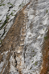 在巴伐利亚的Zugspitze通过运动远足旅游岩石绳索马具登山顶峰安全山脉图片