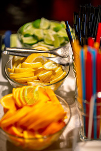 橙子 柠檬和柠檬片在婚礼桌上庆典盘子条款小吃生日水果营养品热带派对甜点图片