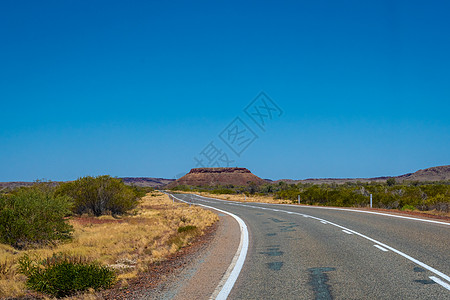 西澳大利亚州通往卡里基尼国家公园的空无道路后面的山丘图片
