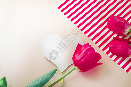 母亲节时用鲜花和心做成平整的织物 向妇女致意 粉红背景的红色郁金香平铺女士纪念日桌子明信片小样紫丁香周年母亲静物图片