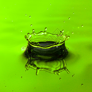 水滴或飞溅的特写波纹海浪液体运动美丽纯净水蓝领反射雨滴气泡图片