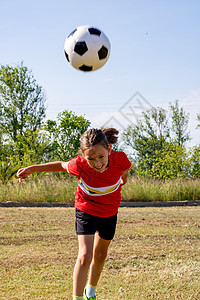 踢足球女孩玩小女生游戏双手运动员女性绿色青年足球孩子们橙子女孩选择性背景