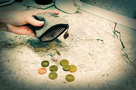 从包里拿东西几个硬币从一个女人手中的空钱包里掉下来金子预算危机商业投资银行支付债务现金金属背景