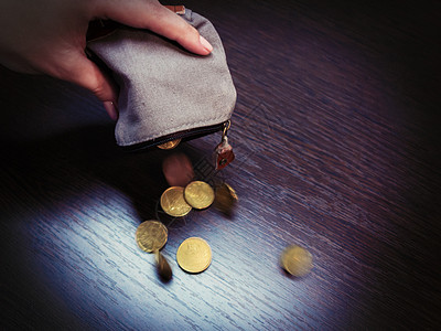 从包里拿东西几个硬币从一个女人手中的空钱包里掉下来经济储蓄金属苍蝇银行商业口袋银行业破产贫困背景