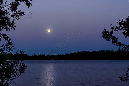 月亮反射在湖面上 美丽的夜景 背景和风景地平线卫星月球黑暗天空天文学气氛镜子蓝色世界图片