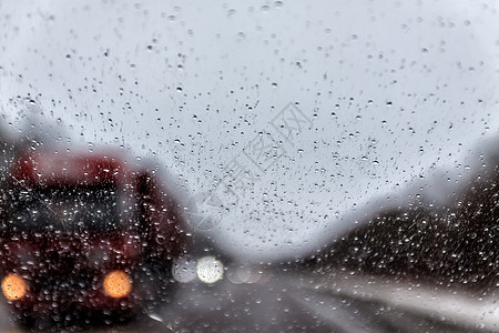 在下雨的晚上透过汽车的挡风玻璃拍照风暴交通运动蓝色水器天气雨滴液体运输街道背景图片