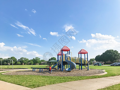 在美国得克萨斯州阳光明媚的日子 在公共游乐场跑的后视儿童玩具运动植物安全草地后院闲暇学校快乐场地图片