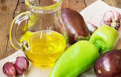 生茄子 大蒜 橄榄油 甜辣椒 健康的饮食和老木本底的饮食概念训练灯泡玻璃胡椒农业亚麻桌子蔬菜食物厨房图片