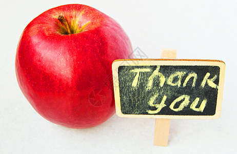 苹果 上面有感谢您在木板上刻的黑背景注意力乡村食物红色水果甜点黑板空白感激假期图片