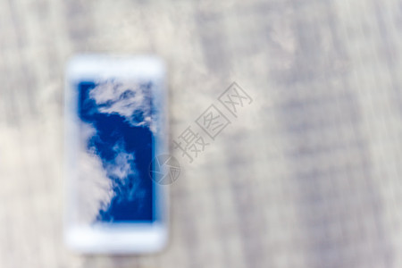 蓝色天空的反射和云在电话智能手机里装饰屏幕艺术互联网背景玻璃展示衬套风格黑色图片