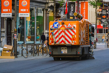 安特卫普 比利时 4月23日 扫荡机器清扫阿特韦普市中心街道图片