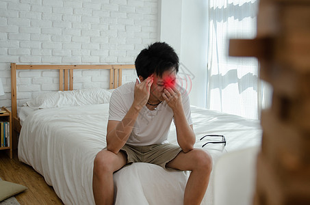 亚洲男人对痛苦感到不适成人红色眼睛医疗枕头女士医生女性工作身体图片
