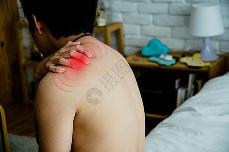 亚洲男人对痛苦感到不适成人肌肉身体卧室床垫枕头疾病房间癌症医生图片