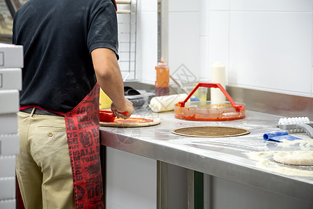 人手赚钱面包师烘烤厨师围裙桌子面粉男人职业食物行动图片