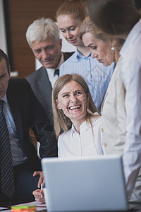 商业团队在会议上进行互动战略快乐合作办公室电脑人士合伙公司幸福喜悦图片