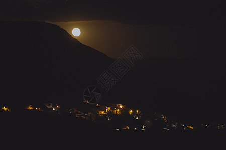 月光下的夜景从克罗地亚的岩石山到亚得里亚海沿岸的城市 不同的色调旅行建筑学游客首都海滩旅游地标天蓝色树木贫民窟图片