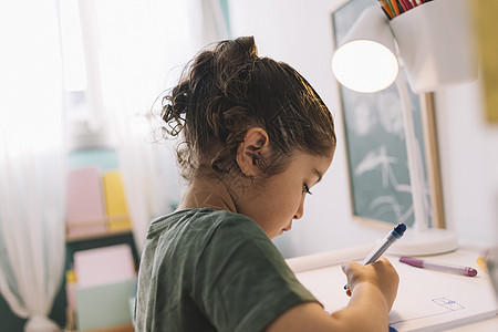 女孩在桌子上集中拉着画学生铅笔艺术女儿孩子女性学习快乐幼儿园童年图片