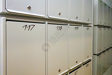 在多层住宅大楼入口处的邮箱中 有几层楼金属盒子信箱房子抽屉送货邮政图片储物柜卡片图片