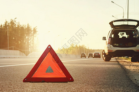 公路和紧急停车标志两侧的汽车被撞坏旅行司机危险运输汽油安全警告帮助交通越野车图片