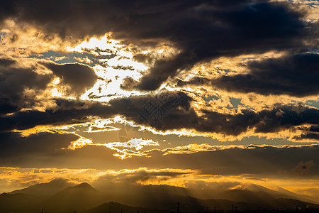 日落在山上闪电指环乌云雷雨风暴山脉天气蓝色太阳戏剧性图片