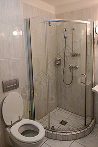 高亮的浴室 有镜子 厕所和淋浴图片